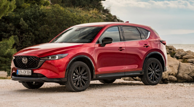 Vyvážené proporce Mazdy CX-5 se ani po modernizaci nezměnily, novinkou nabídky jsou tři různé designové verze Newground, Homura a High+. V rámci modernizace přibyla nová barva Zircon Sand (na snímcích)