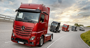 Vlajková loď Mercedes-Benz Actros  5. generace (viz AR 5/’19) a jeho předchozí generace z celosvětově největšího závodu ve Wörthu