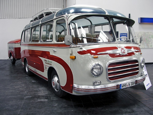 První autobus se samonosnou karoserií ­Setra S11 (SElbst-TRAgend) původní společnosti Kässbohrer. Divize Daimler Bus používá značky Mercedes-Benz a Setra