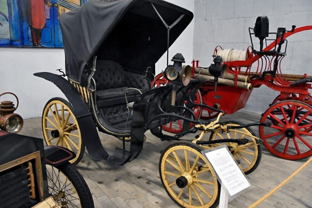 Nejstarším exponátem je lehký vozík Mylord tažený jedním koněm