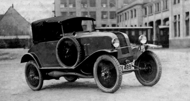 Jeden ze dvou automobilů Omega v říjnu 1923 před budovou brněnské Zbrojovky