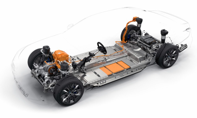 Elektrická verze i7 má v podlaze umístěn jen 110 mm vysoký akumulátor s kapacitou 101,7 kWh a u každé nápravy jeden elektromotor. Jde o pátou generaci elektrických komponentů z vlastního vývoje BMW