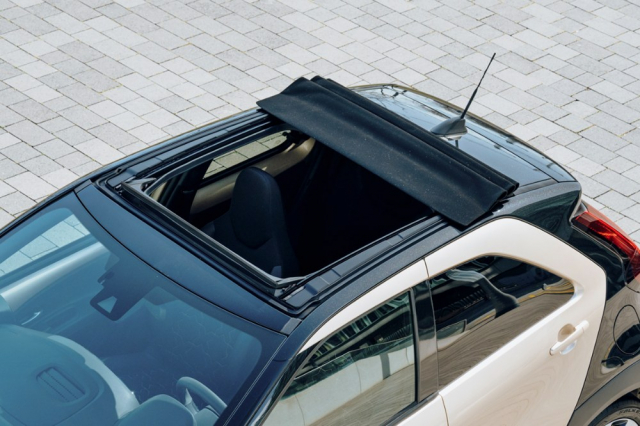 Také nové Aygo X nabízí plátěnou shrnovací střechu. Ta trochu zmenšuje místo pro hlavu