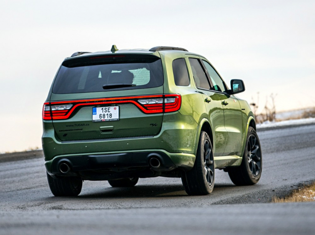 Třetí generace Duranga stojí na technickém základě předchozí generace Jeepu Grand Cherokee, délka přesahující pět mětrů umožnila instalaci tří řad sedadel