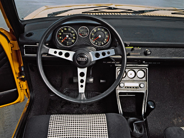 Zcela klasicky pojatý interiér modelu GT nabízel několik kruhových ukazatelů a typický sportovní volant