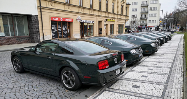 Historicky první setkání Mustangů Bullitt v České republice. Posádky se shromáždily na parkovišti před Národním domem v Prostějově, odkud se po prohlídce domu vydaly na cestu po místních pamětihodnostech 