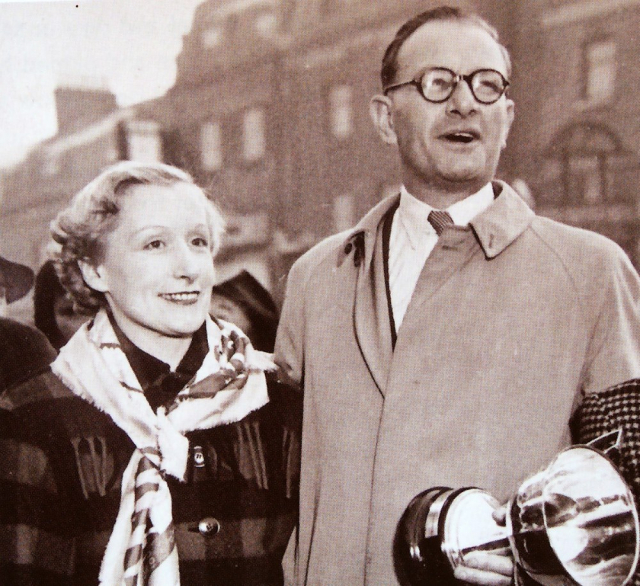 Manželé Eleanor a Sydney Allardovi se po jediném vítězství v historii Rallye Monte-Carlo vozu vlastní značky řízeného majitelem firmy v RMC (1952) stali středem pozornosti tisku