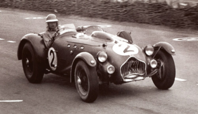 V ročníku 1952 24h Le Mans se objevily dva tovární Allardy J2X, tentokrát s motory Chrysler V8 spárovanými se čtyřstupňovými převodovkami z nákladních vozů Ford. Kvůli závadě převodovky a motoru (po nezaviněné kolizi s jiným vozem) nedojel žádný z nich