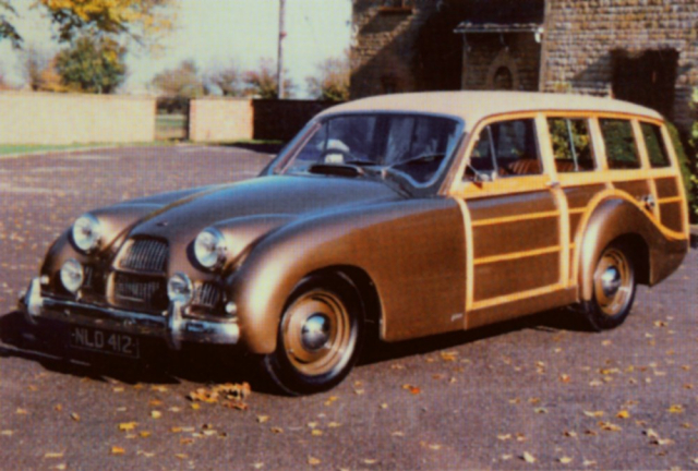 Woody Allard Safari Estate využil šasi P2-Type. Hliníkovou karosérii nesenou novým trubkovým rámem, se stejným rozvorem jako měl sedan, navrhl Jimmy Ingram a stavěly ji dílny Encon Motors ve Fulhamu. Žebra nástavby zhotovili z ořechového dřeva. Pod kapotou bychom našli americký Cadillac V8 (150 k), alternativně V8 Ford 3,9 litru nebo Mercury 4,4 litru. Navzdory výjimečnosti postavili pouhých 11 kombi