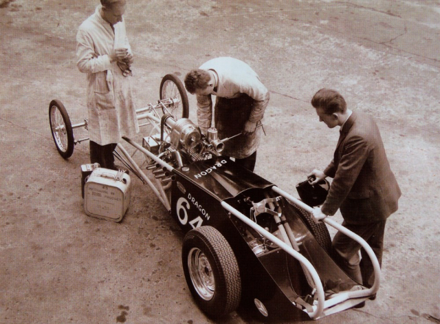 Sydneye po návštěvě USA roku 1961 uhranuly dragstery. Komerčně vyrobený Allard Dragon Dragster (leden 1964) při prvním představení tisku