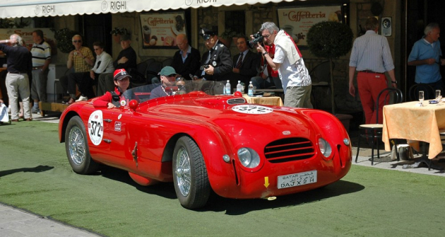 Závodní Allard J2R představili roku 1951, díky motoru posunutému dopředu získali více místa pro nohy. Od roku 1952 je vybavovali novými karosériemi s plně integrovanými koly, odpovídajícími novým předpisům pro 24h Le Mans. Hřmotný J2X z Kataru na Mille Miglia 2007 poháněl V8 Chrysler FirePower