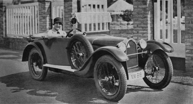 Ideální vůz pro mladou dámu: otevřená Enka na snímku z prospektu z roku 1929