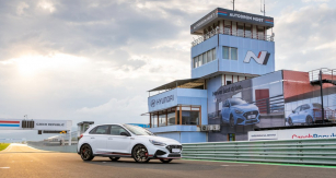 V rámci dlouhodobého partnerství oblékla řídicí věž mosteckého autodromu barvy divize Hyundai N