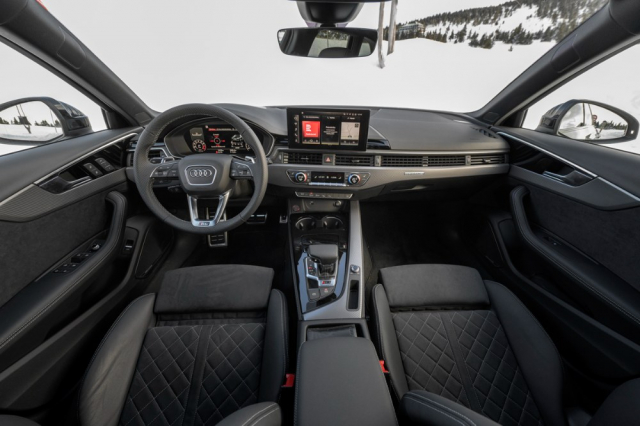 I když stále zaujme kvalitou, je na interiéru poznat, že současná generace Audi A4, z níž RS 4 Avant vychází, má původ v roce 2015
