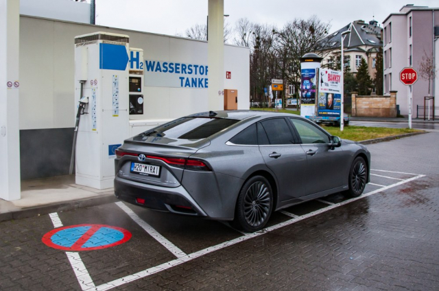 Toyota Mirai při ­plnění v ­německých Drážďanech