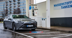 Toyota Mirai při ­plnění v ­německých Drážďanech