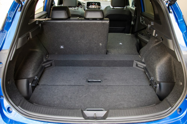 Dělená variabilní podlaha je součástí výbavy každého Nissanu Qashqai. Ve zvýšené poloze pomáhá vytvořit zcela rovnou plochu dlouhou 1,5 m, případně můžete podlahu snížit, nebo také prostor pro zavazadla rozdělit přepážkou.