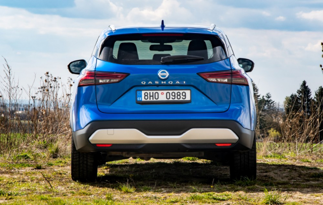 Nový Nissan Qashqai je velmi komfortním automobilem. I na 19palcových kolech výborně zvládá veškeré nerovnosti. Hnací ústrojí je navíc velice kultivované a tiché. U verze s pohonem všech kol vylepšuje jízdní vlastnosti také standardně dodávané víceprvkové zavěšení zadní nápravy