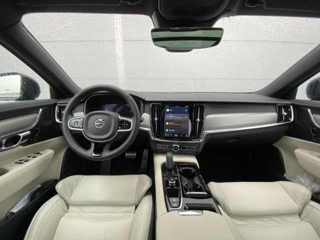 Interiér je v typickém duchu Volvo zaměřený na poskytnutí maximálního komfortu. Příjemné jsou použité materiály