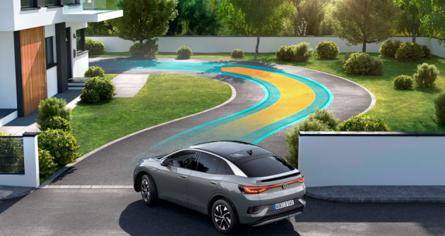Nový software rozšiřuje schopnosti parkovacího asistentu. Řidiči mohou vůz doslova naučit konkrétní parkovací manévr. Zajet třeba na dvůr pak automobil dokáže zcela sám Nový software rozšiřuje schopnosti parkovacího asistentu. Řidiči mohou vůz doslova naučit konkrétní parkovací manévr. Zajet třeba na dvůr pak automobil dokáže zcela sám