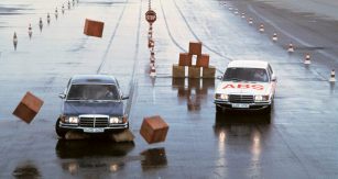 Koncern Daimler využíval všech příležitostí, aby veřejnosti prakticky ukázal přednosti nové asistenční soustavy. Tento dramatický snímek byl pořízen roku 1978 během testování na zkušební trati v Untertürkheimu.
