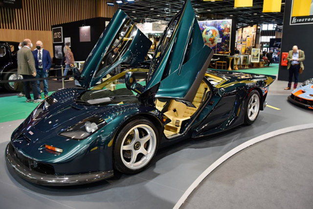 Prototyp McLaren F1 GT, šasi 056XPGT (1996), byl sedmým a posledním ze série „XP“ a určený byl k „běžné“ jízdě. Sloužil k závodní homologaci verze „long tail“. Jeho záď je delší o 600 mm a širší o 100 mm než u standardního silničního F1