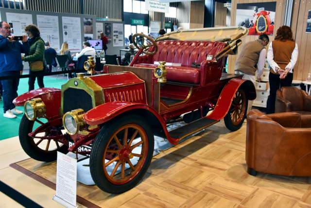 De Dion Bouton Type DH (1912) s dvoumístnou karosérií phaeton se vrátil do Evropy (má britskou imatrikulaci) roku 1956 až z Nového Zélandu. Továrna tehdy vyrobila během 12 měsíců 43 kusů Typu DH. Poháněl je čtyřválec monoblok 1,6 litru (10 CV). Zapalování magnetem Bosch, třístupňová převodovka