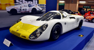Ex-tovární Porsche 907 (1968) bylo černým koněm aukce Artcurialu, odhad se ukázal být správným. Citlivě a odborně restaurované kupé s podrobnou historií dojelo čtvrté v závodě na 1000 km na Nürburgringu a v letech 1970, 1971 a 1972 bojovalo ve 24h Le Mans