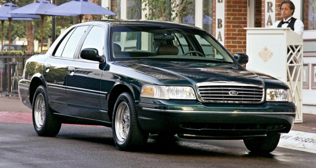 Druhá generace Crown Victoria z roku 1998 měla nejen větší světlomety, ale především přepracovanou zadní nápravu, doplněnou Wattovým přímovodem, a větší brzdové kotouče