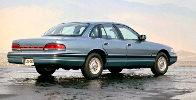 V modelovém roce 1993 se Crown Victoria dočkala transparentního pásu mezi zadními svítilnami a alespoň náznakové masky chladiče