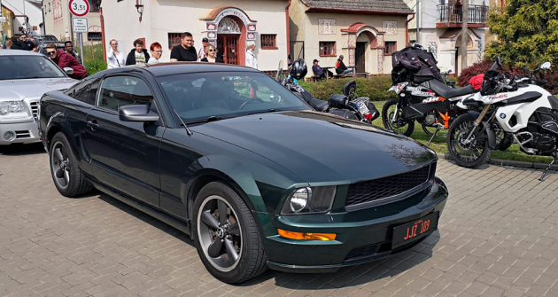 Také náš 2008 Mustang Bullitt se před malebnými mutěnickými vinnými sklípky vysloveně vyjímal