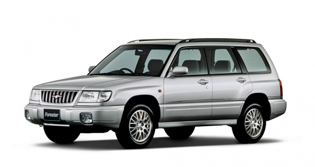 Japonská verze první generace Subaru Forester z roku 1998. Na masce chladiče má stylizované písmeno F 