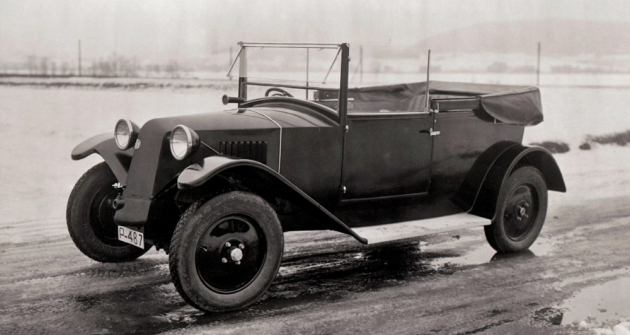 Jeden z prvních vozů Tatra 30 na snímku pořízeném koncem roku 1927