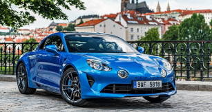 Alpine A110 je lehkým a kompaktním sportovním vozem s motorem před zadní nápravou. Po více než čtyřech letech výroby přijíždí konečně také na český trh