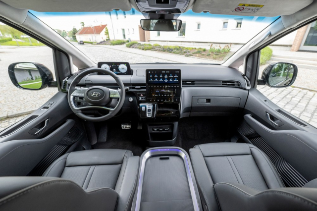 Přehledná palubní deska je navržena jako v osobních vozech Hyundai. Ve Starii se sedí vzpřímeněji, ale přesto velmi pohodlně