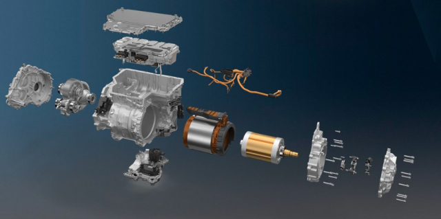 6fázový zadní elektromotor verze M60 má pro každé tři cívky samostatnou výkonovou elektroniku, z nichž každá pracuje s proudem až 600 A. Motor je o 20 mm delší než jednotka verze xDrive50. Vpravo dole je vidět na tři části rozebraný modul kartáčů zajišťujících dodávku elektřiny k aktivně buzenému rotoru