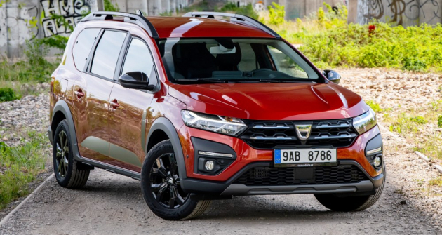 Dacia Jogger neláká zákazníky pouze zajímavou cenou, ale také atraktivním designem. Oplastovaná karoserie vypadá opravdu dobře. Duch SUV podtrhuje i zvýšený podvozek