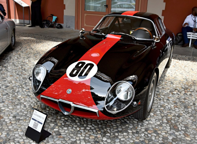 Elegantní Alfa Romeo TZ1 s řadovým čtyřválcem 1570 cm3 a slušivým hliníkovým kabátem Zagato, neseným trubkovou konstrukcí, vážila pouhých 650 kg