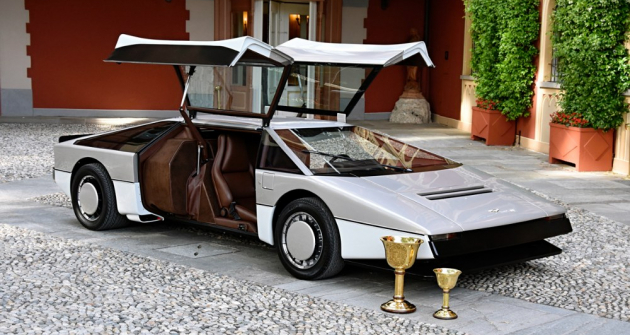 Aston Martin Bulldog (1979) se zrodil v jediném exempláři v době, kdy na tom byla firma hodně špatně. Pouze 1,09 m vysoké hranaté kupé dosáhlo v testu rychlosti 309 km/h. Okamžitě se dostalo na titulní strany časopisů. Exot s motorem V8 5,3 litru vybojoval Zlatý pohár – nejvyšší cenu publika 