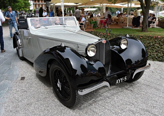 Bugatti Type 57S (1937) s karoserií Vanvooren monackého majitele získalo jednu z hlavních cen soutěže elegance díky jedinečnosti konstrukce i těžko uvěřitelnému osudu. Jedním z jeho majitelů byl viceprezident General Motors, jenž do něj pro zkušební účely nechal vestavět osmiválec Buick. Původní motor se podařilo nedávno sehnat na internetu…