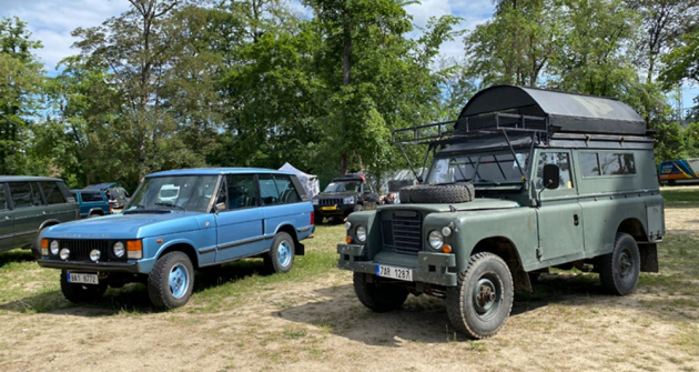 Klan tradičních britských off-roadů nabídl více než dvě desítky vozů, mezi nimiž byl i tento Land Rover Series III a první generace Range Roveru 