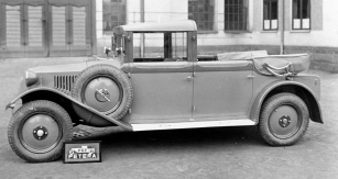 Landaulet Tatra 30 s karoserií Petera s pevnou přední částí střechy (1930)