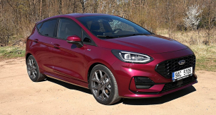 Fiesta ST-Line X má černou masku chladiče a členitý nárazník. Výbava je prakticky úplná a zahrnuje kromě kompletního LED vnějšího svícení i navigaci, tlačítkové ­zamykání i startování, samočinnou klimatizaci a tužší, nepatrně snížené odpružení