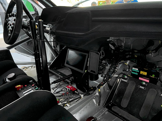 Hlavní ovládací prvky jsou umístěné na volantu, sedadla jsou posunuta více vzad ve srovnání se sériovými verzemi