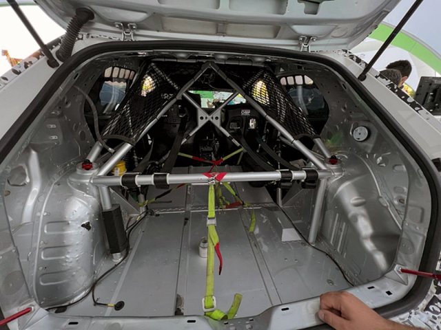 Ochranný rám tvořený 38,5 metru chrommolybdenových trubek podléhá schválení FIA a je do každého vozu instalován ručně