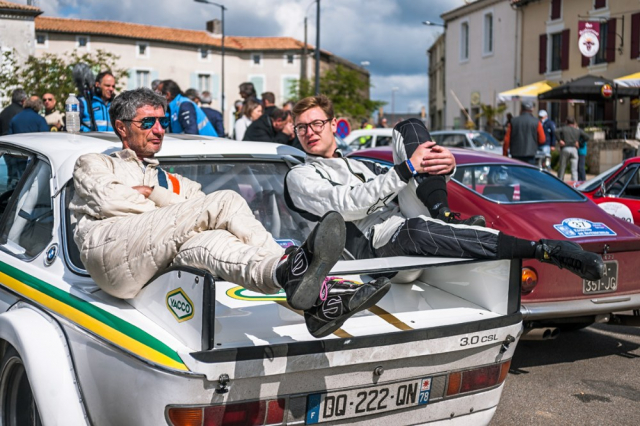 Před startem do rychlostních zkoušek se startovní pole často houfuje na venkovských náměstích a návsích, kde mají posádky pár minut odpočinku. Někteří dokonale využívají proporcí svých vozů