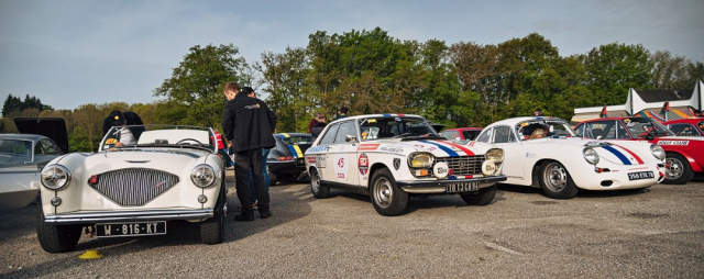 Ve startovním poli se sešly vozy rozličných značek i karoserií. Vedle klasických anglických roadsterů formátu Austinu Healey 3000 (na snímku vlevo) jste klidně mohli obdivovat hbitý Peugeot 204 či klasické Porsche 356