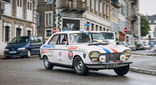 Soutěžní Peugeot 204 vyslala na Tour Auto samotná továrna. Zkušená posádka věděla, jak šlapat na plyn, takže vůz s výkonem okolo 100 koní nebyl na erzetách jen do počtu