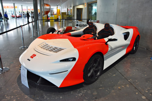 McLaren Elva zprvu nebyl v mnoha zemích homologovaný k provozu na veřejných komunikacích, mimo jiné i kvůli absenci čelního skla. Spider o hmotnosti 1148 kg zrychluje z 0 na 100 km/h za 2,8 s a umí se rozjet až na 327 km/h
