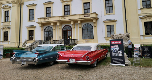 Stánek Automobilu pod zámeckými schody letos zdobila velká křídla. Vlevo impozantní Cadillac Sedan DeVille z roku 1959, vedle něj o rok novější kabriolet Buick LeSabre 